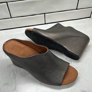 Gentle Souls Kenneth Cole IVY Women's 10M Metallic Leather Wedge Heel Mule Peep